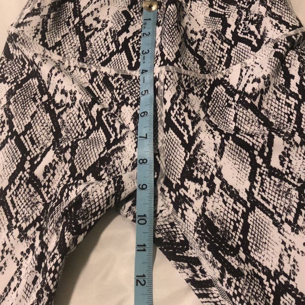 Fabletics animal print leggings in black and white - Picture 3 of 6